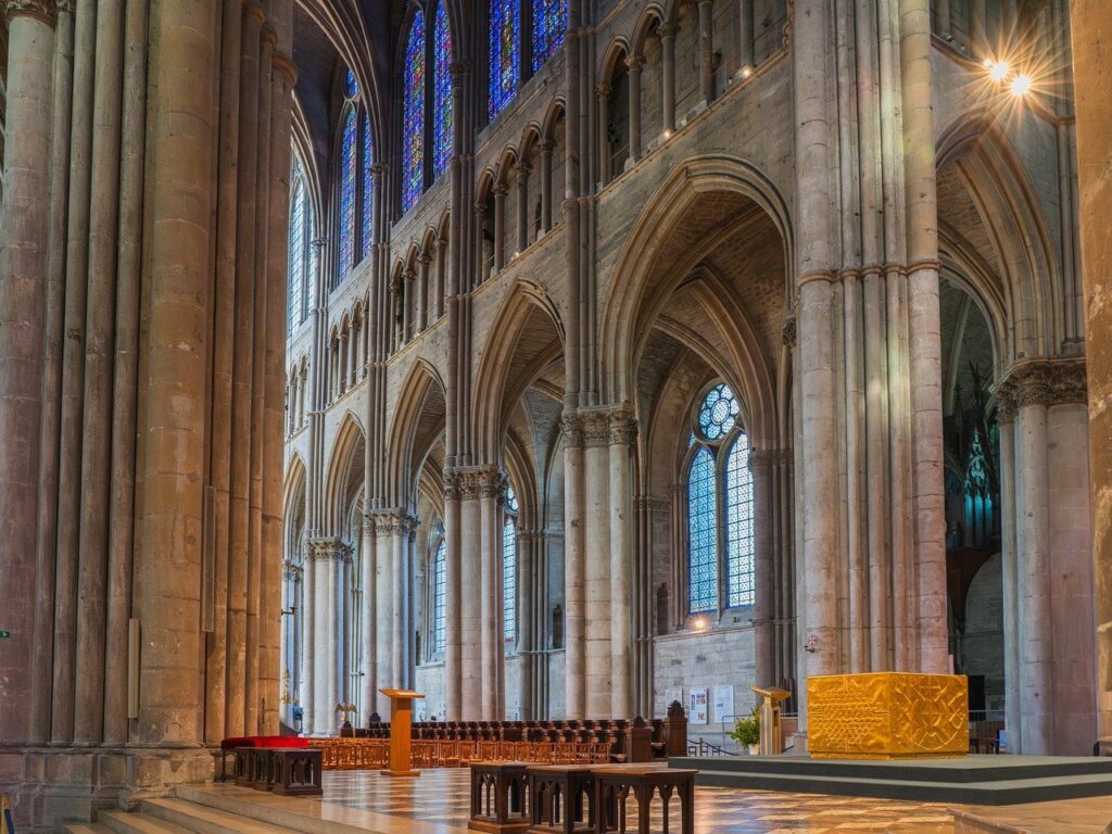 kathedrale reims, kirche, kathedrale, gotisch, säulen, bögen, buntglasfenster, kirchenfenster, fenster, altar, kircheninnenraum, religion, reims