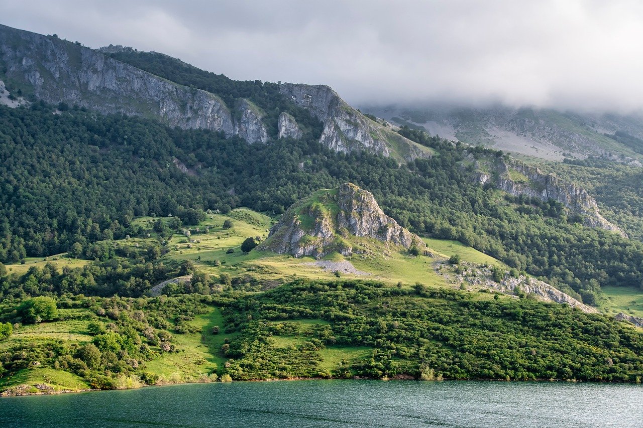 landscape, lake, mountains, fog, vegetation, pine trees, rocks, hiking, spain, nature, hill, ráněo, green, clear day, trekking, meadows, open landscape